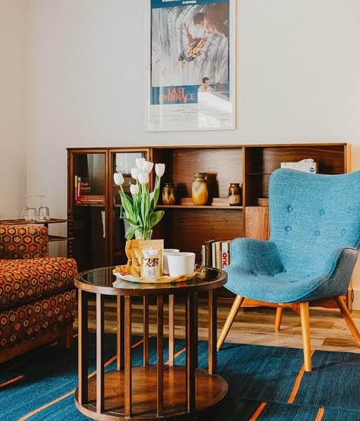 A sitting area at the Kent Motel